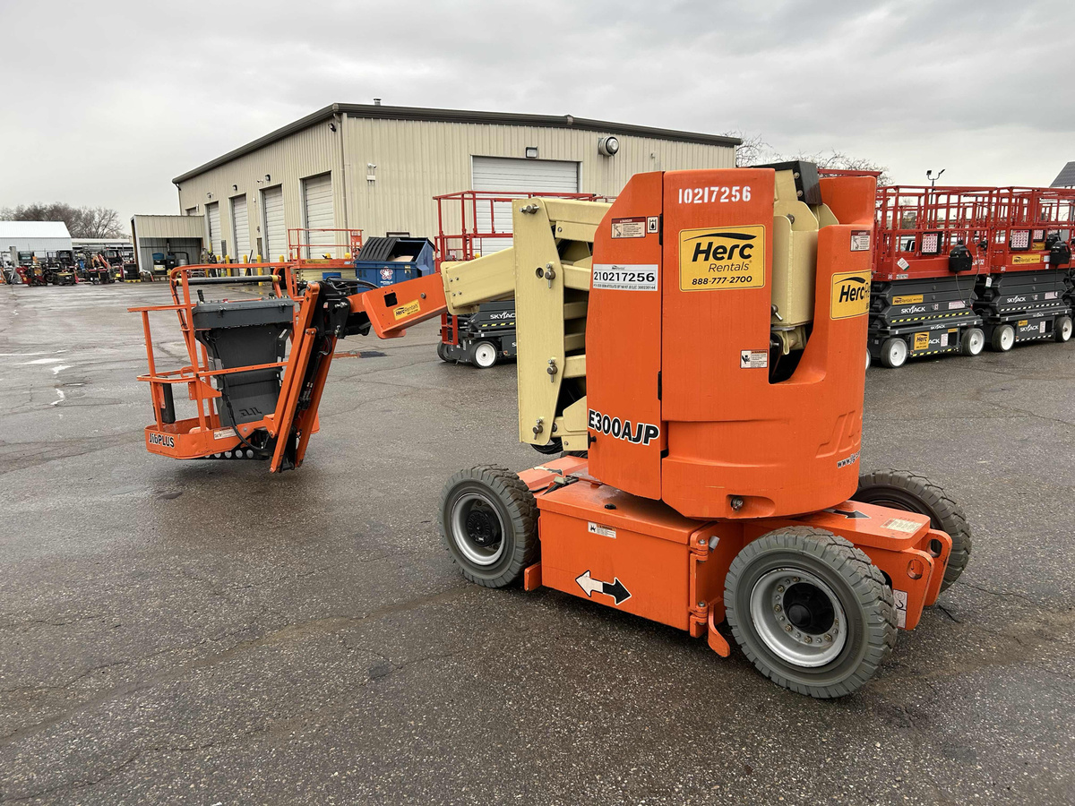 2017 JLG E300AJP-2