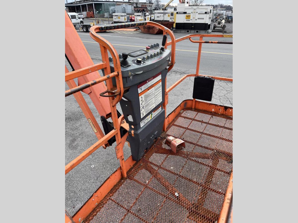 2005 JLG 800AJ