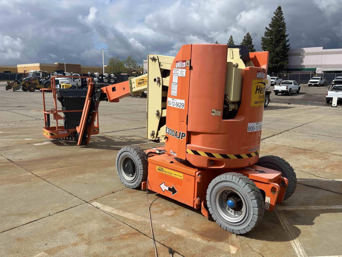 2016 JLG E300AJP-4