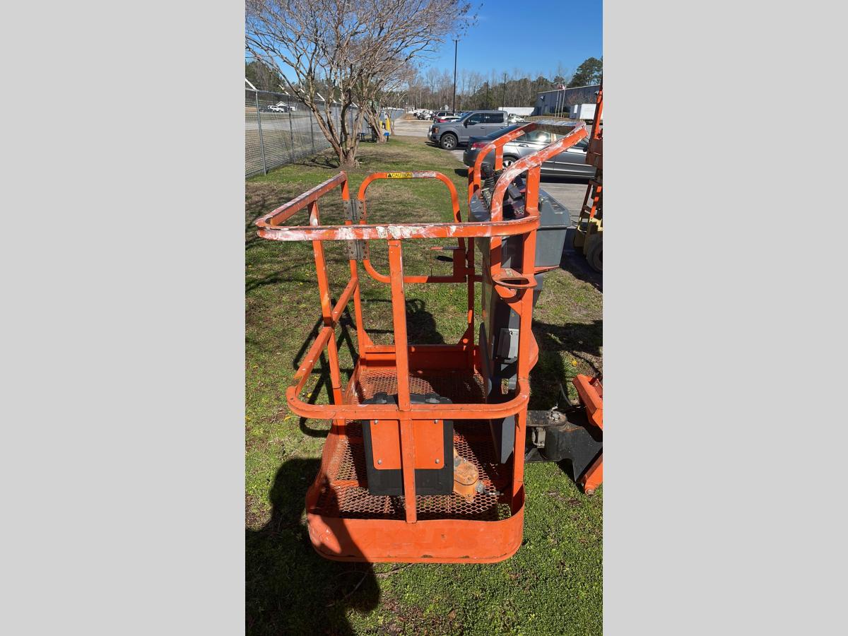 2013 JLG E400AJPN