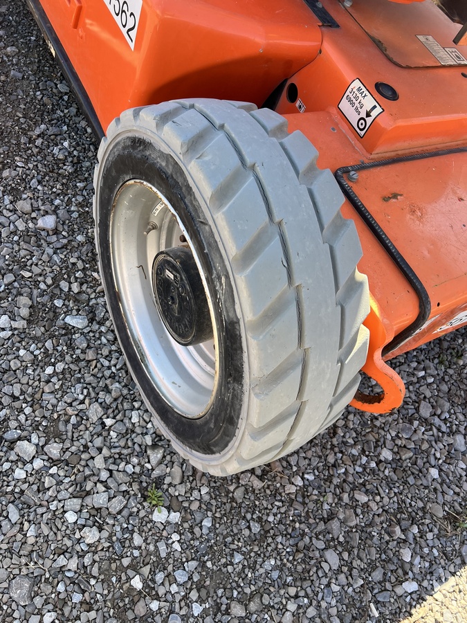 2013 JLG E450AJ-8