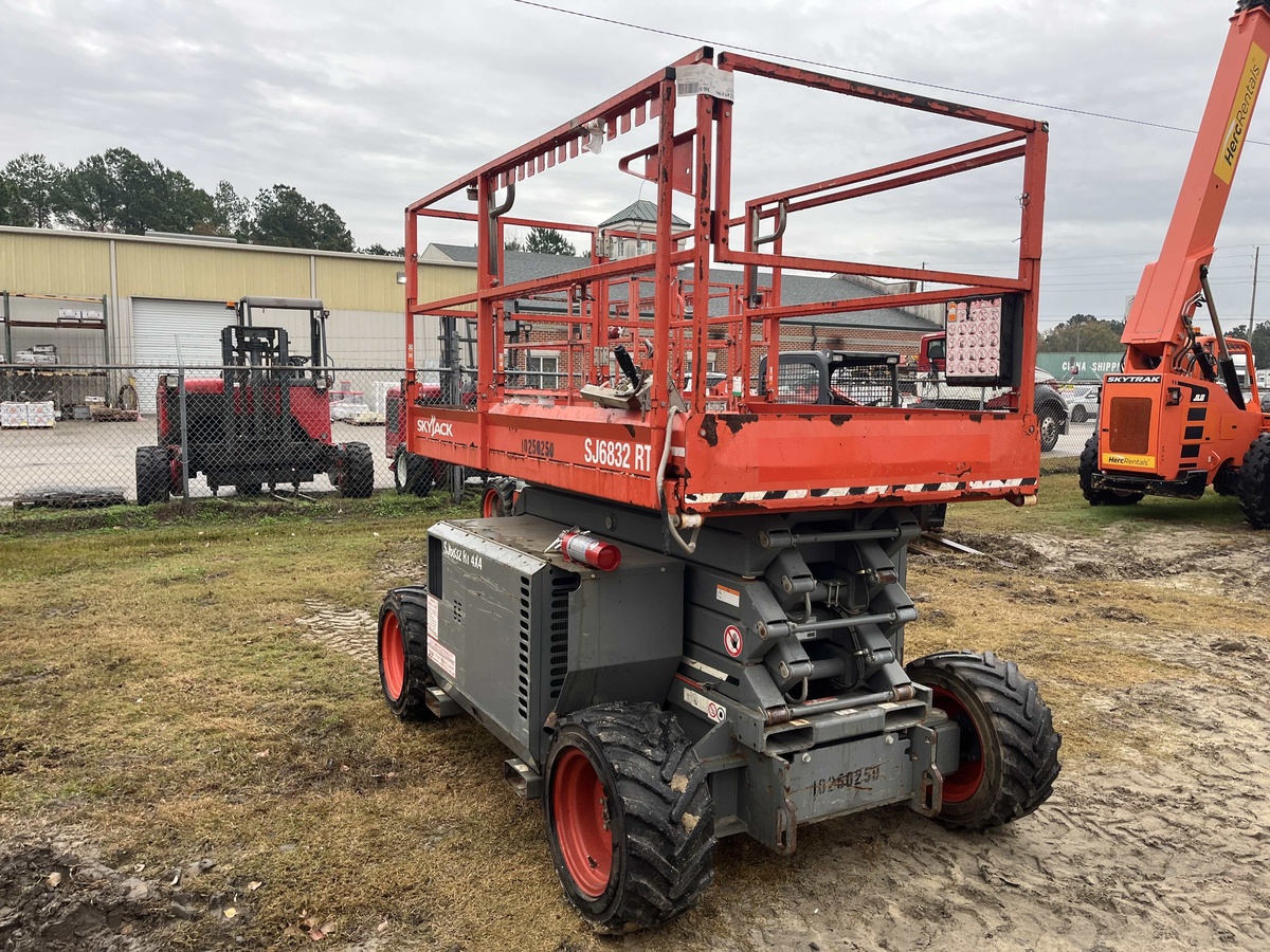 2018 Skyjack SJ-6832RT-2