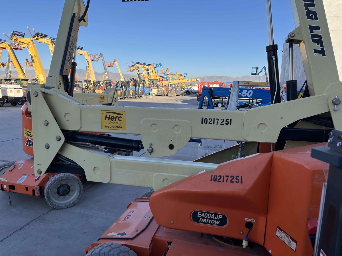2017 JLG E400AJPN-6