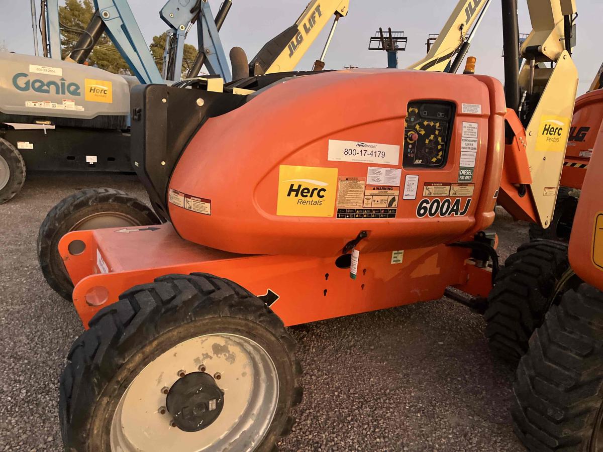 2017 JLG 600AJ