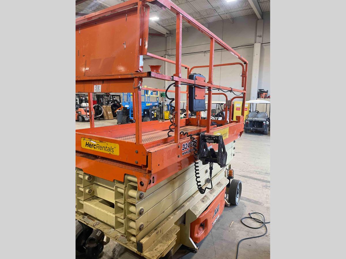 2015 JLG 3246ES