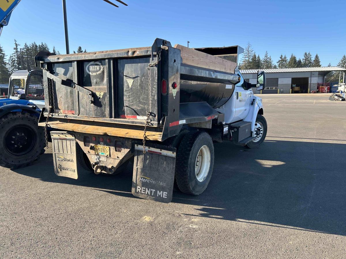 2017 Ford F750-4