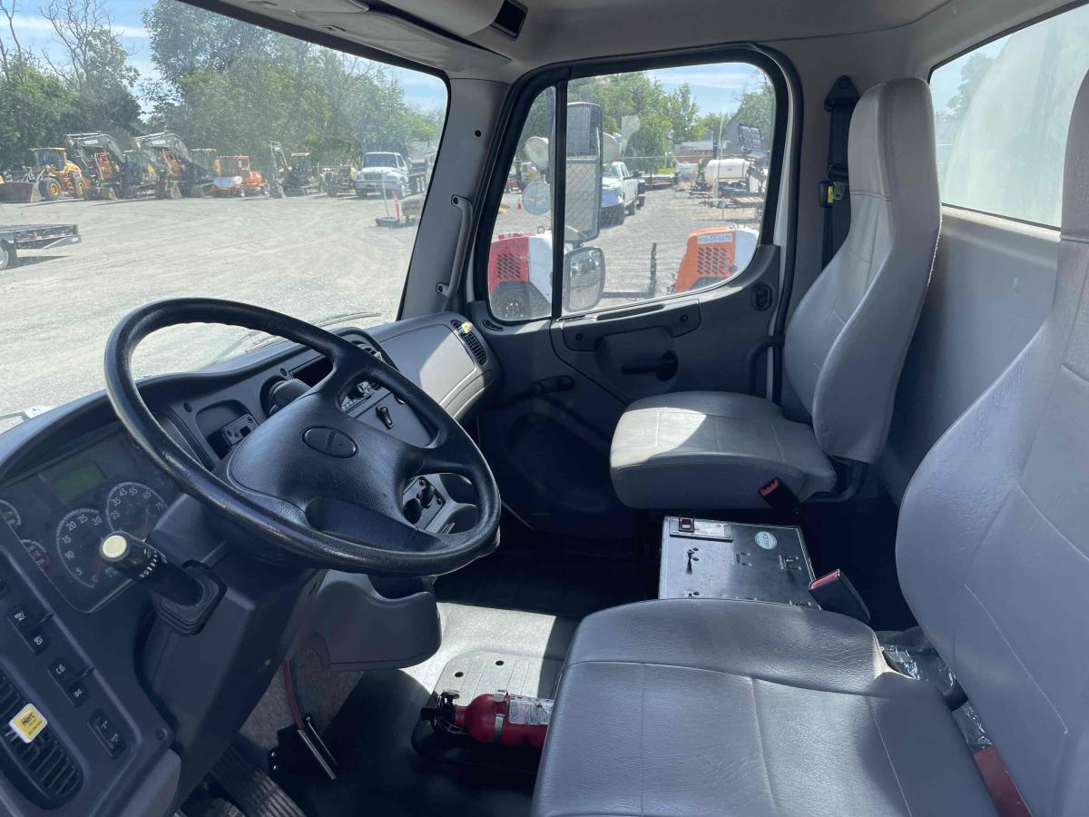 2018 Freightliner M2106-4