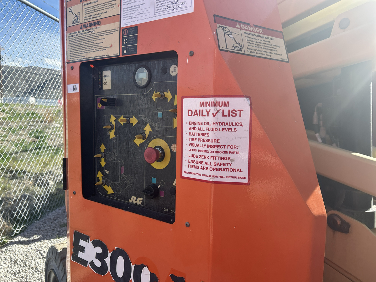 2016 JLG E300AJ-12