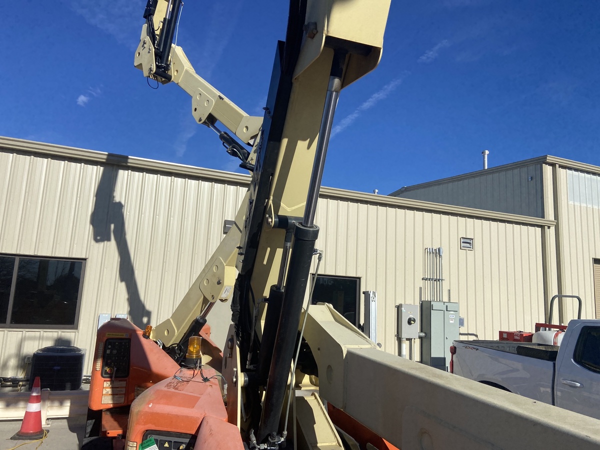 2014 JLG E400AJPN-7