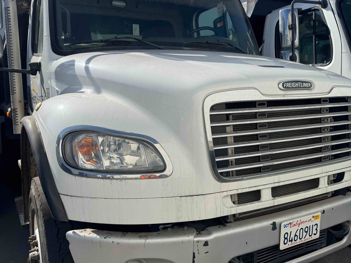 2017 Freightliner M2106-13