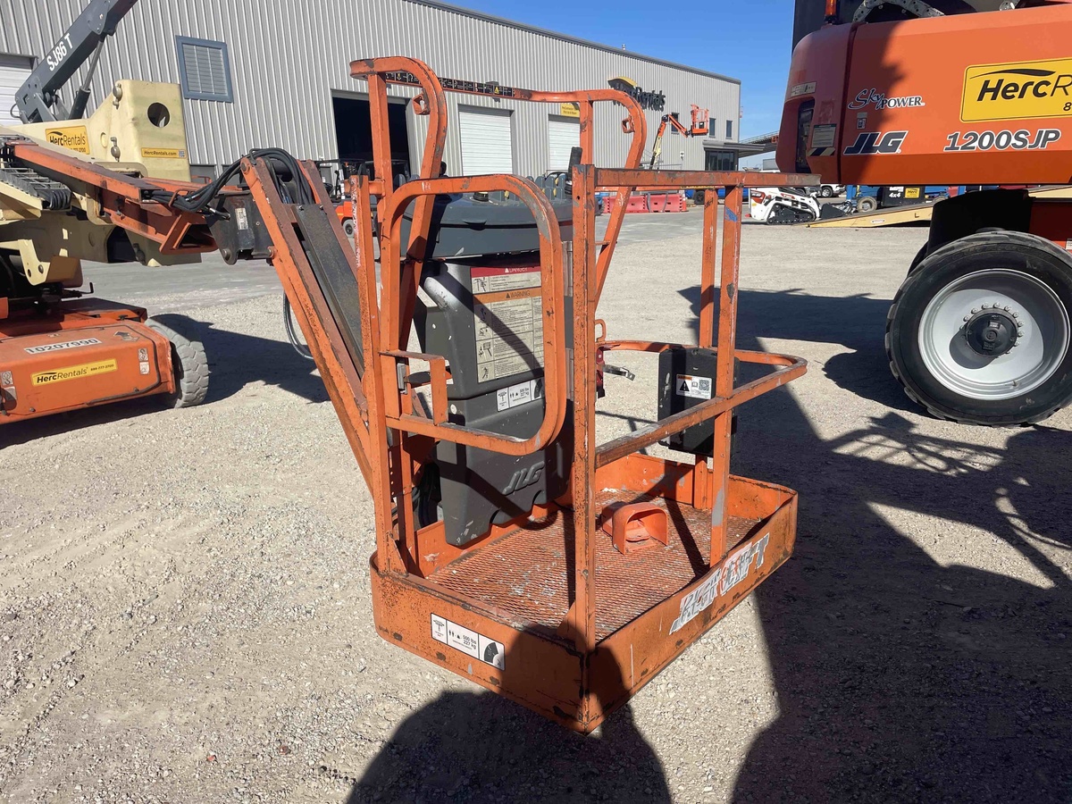 2017 JLG E400AJPN-5