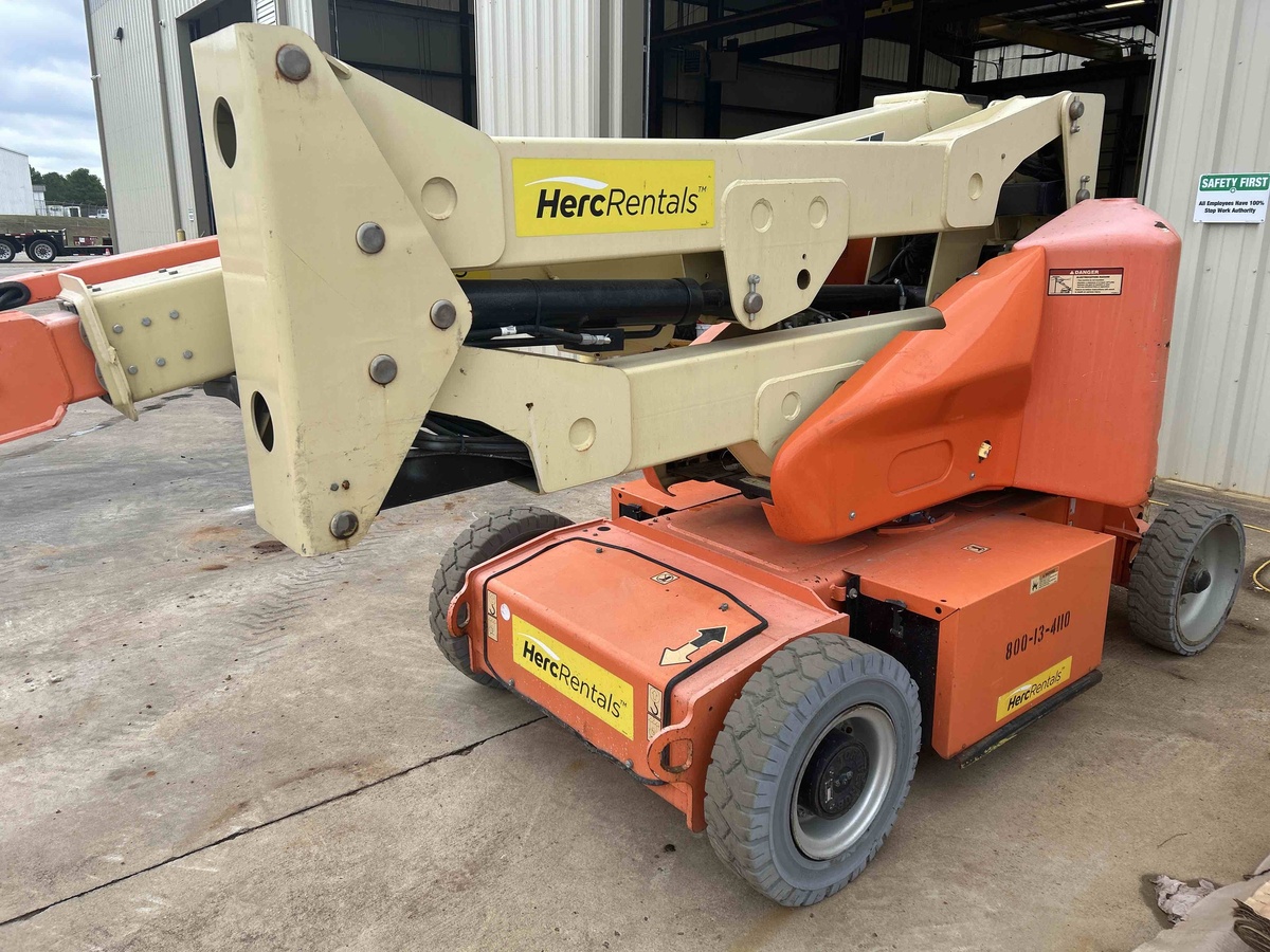2017 JLG E400AJPN-7