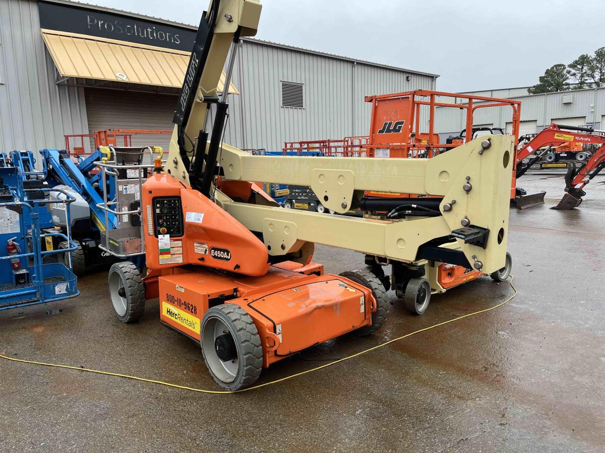 2016 JLG E450AJ