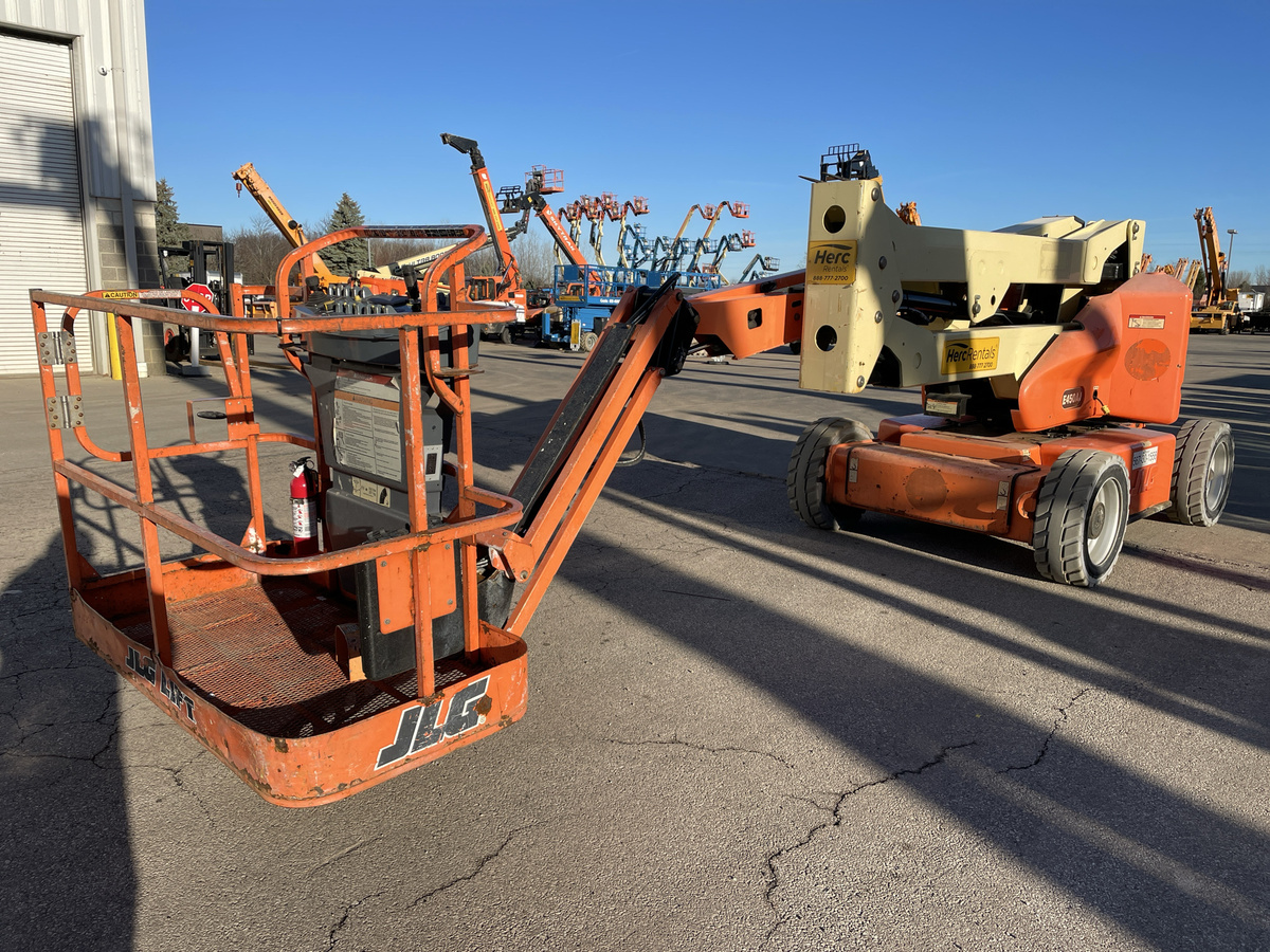 2013 JLG E450AJ