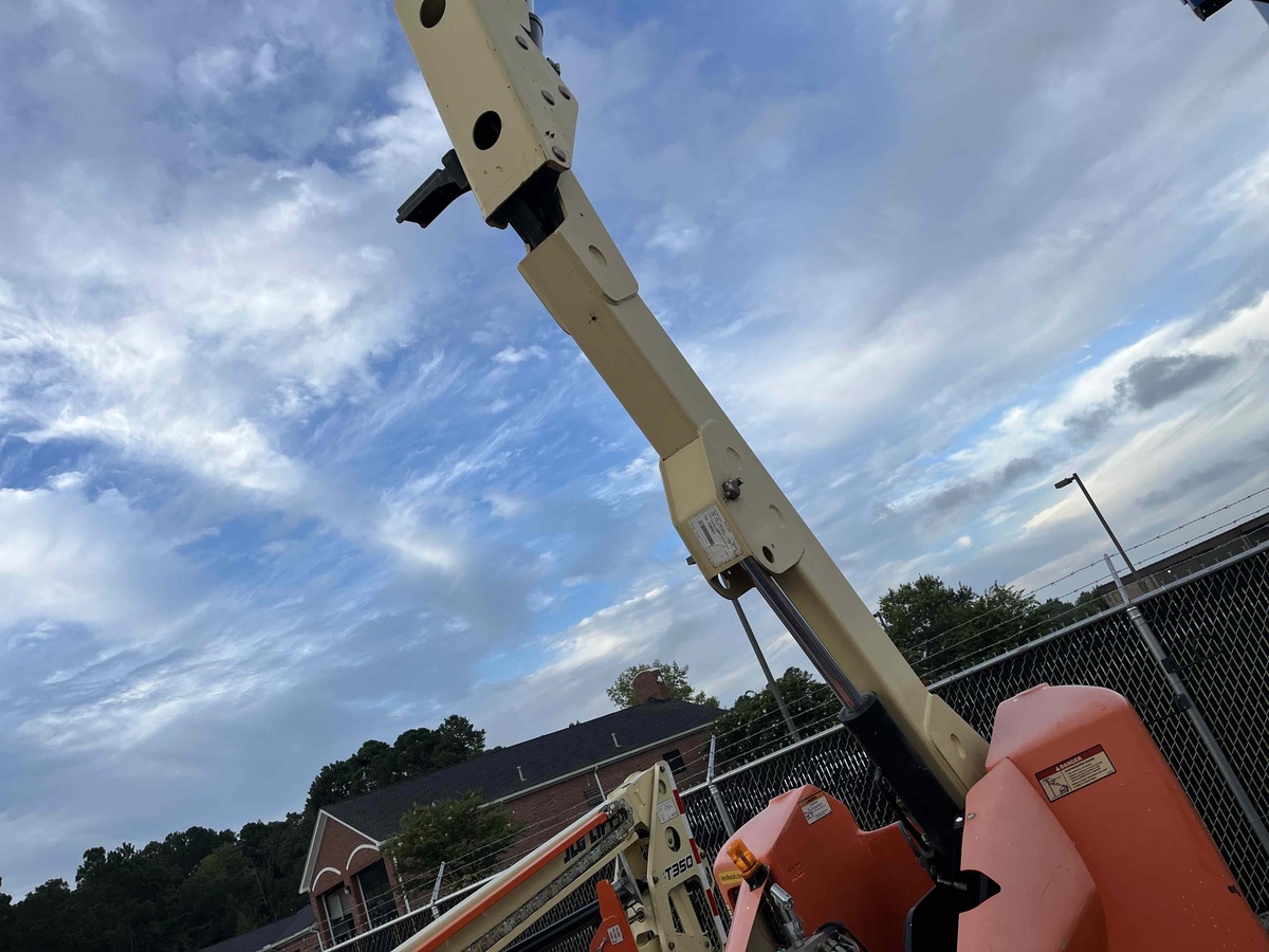 2016 JLG E400AJP-6
