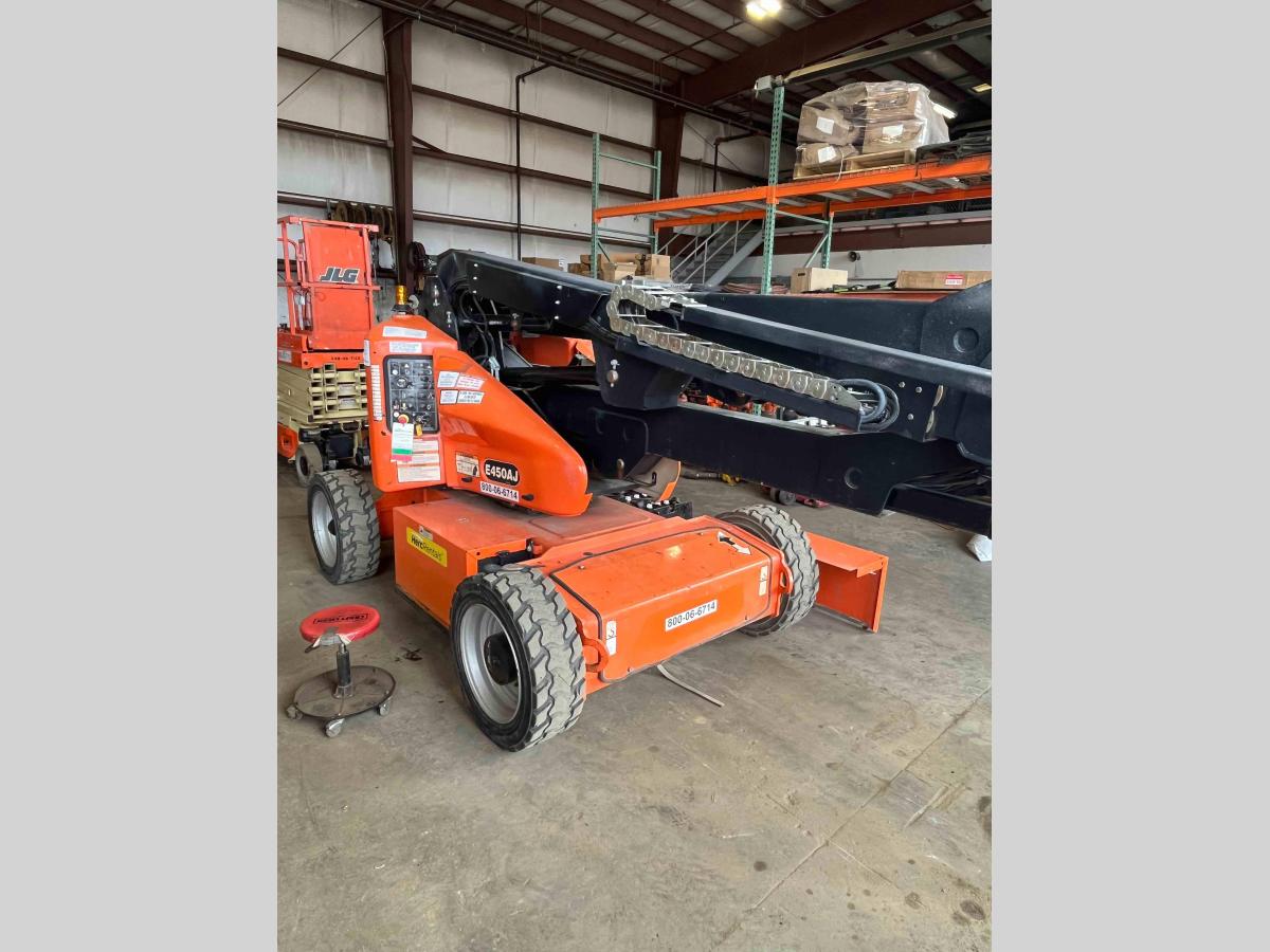 2015 JLG E450AJ-3