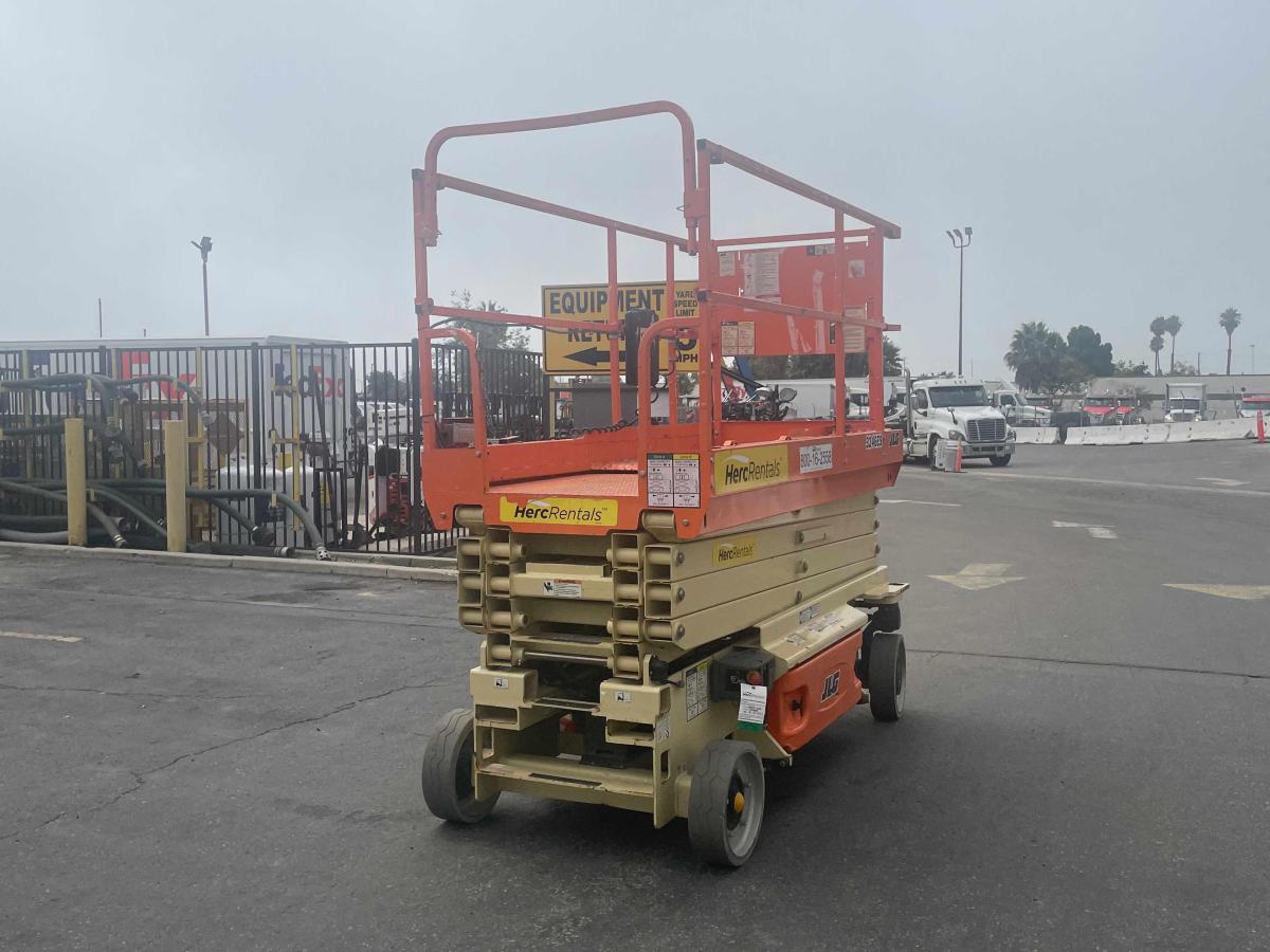2017 JLG 3246ES