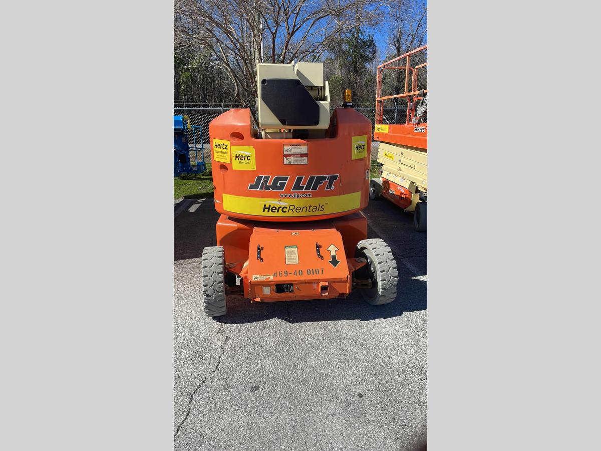 2013 JLG E400AJPN