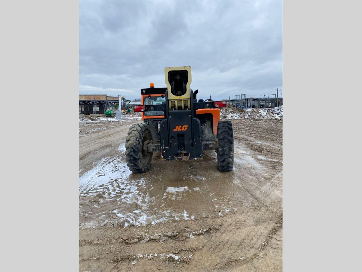 2016 JLG 1055