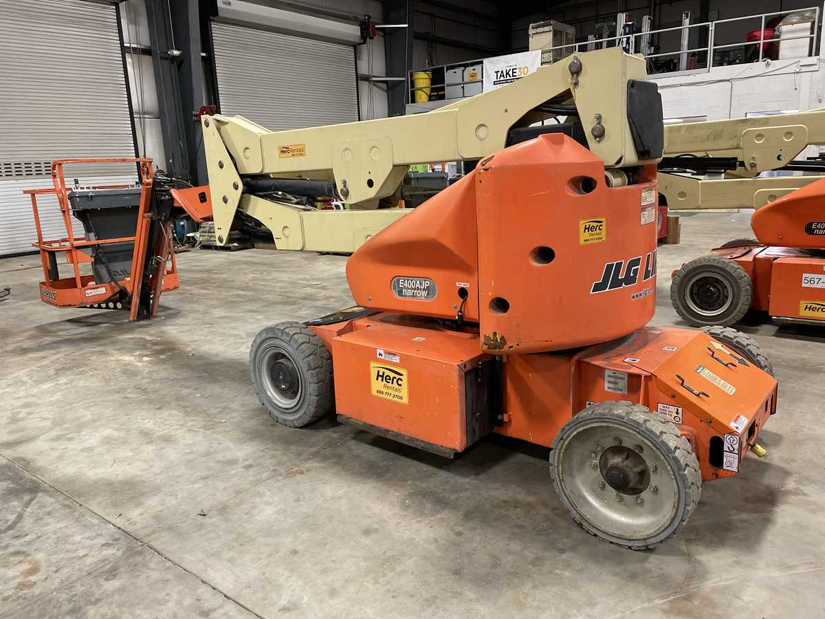 2017 JLG E400AJPN-4