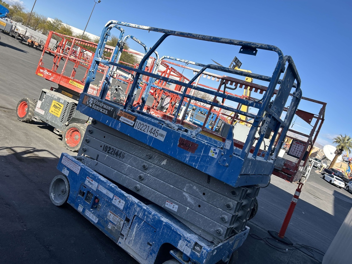 2017 Genie GS-3246-9