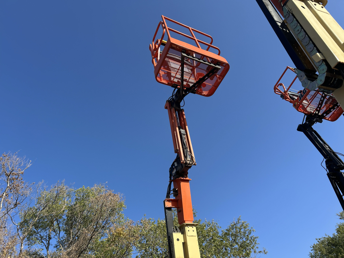 2017 JLG E300AJP-2