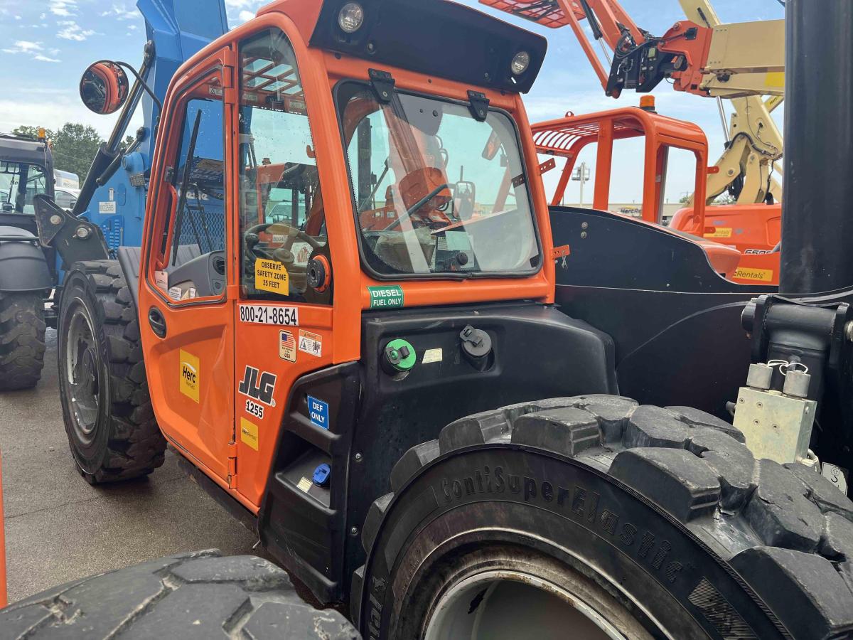 2018 JLG 1255