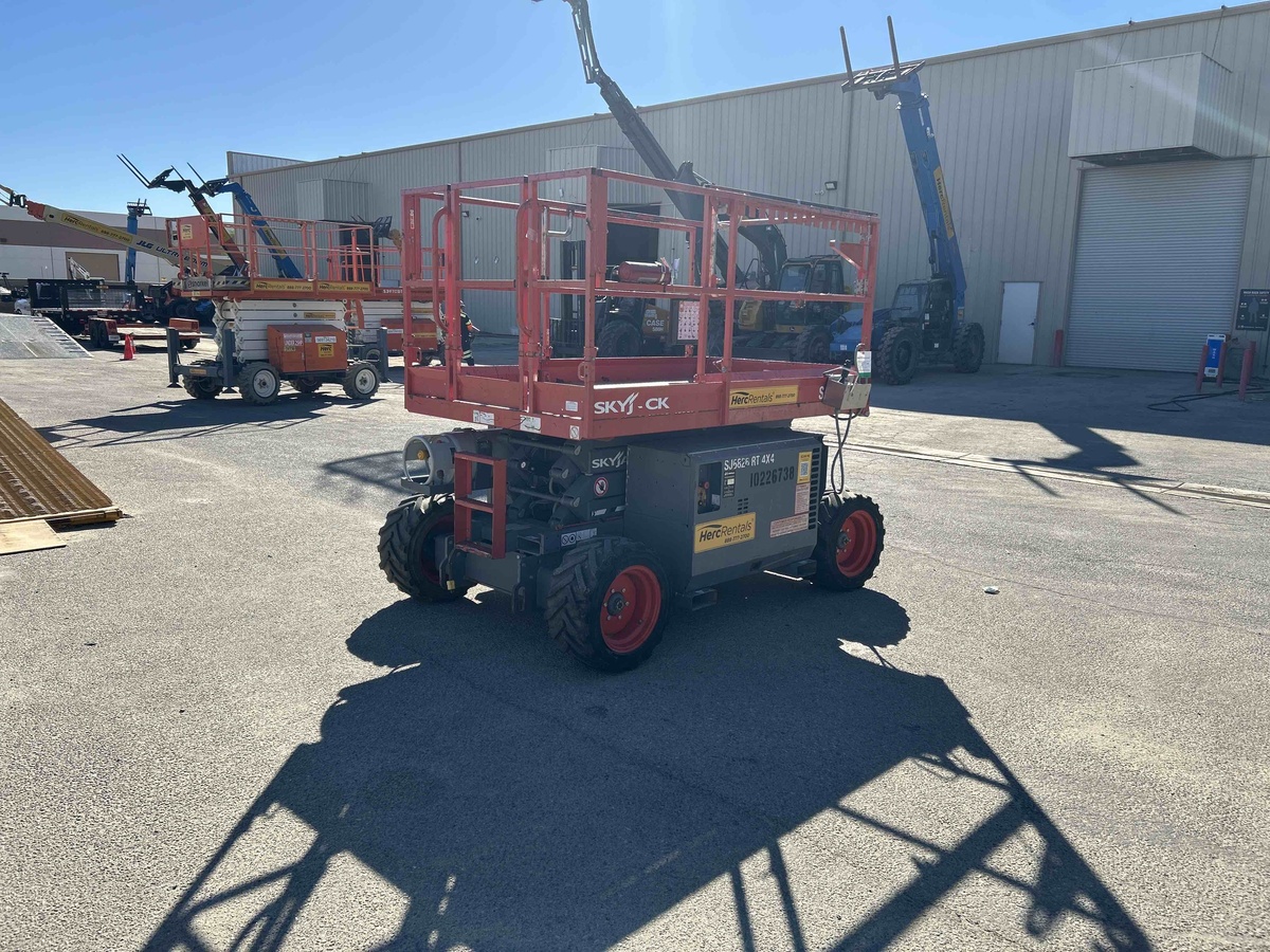 2017 Skyjack SJ-6826RT-4
