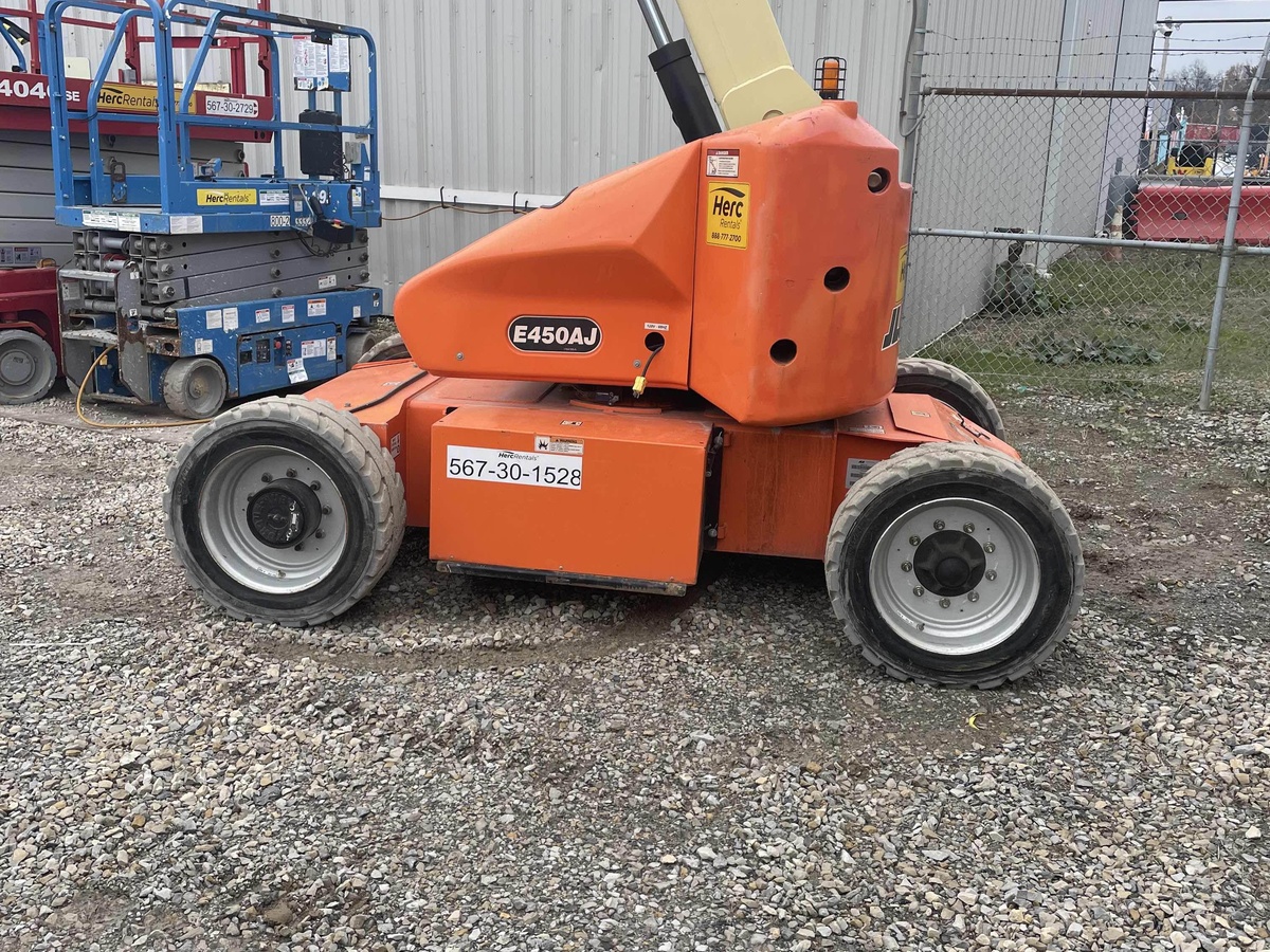 2017 JLG E450AJ-3