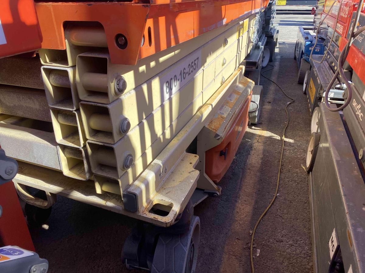 2017 JLG 3246ES