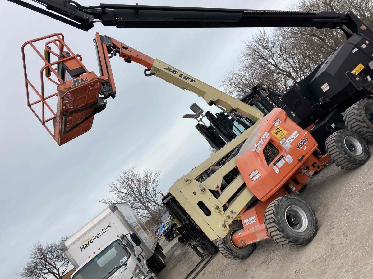 2017 JLG 450AJ