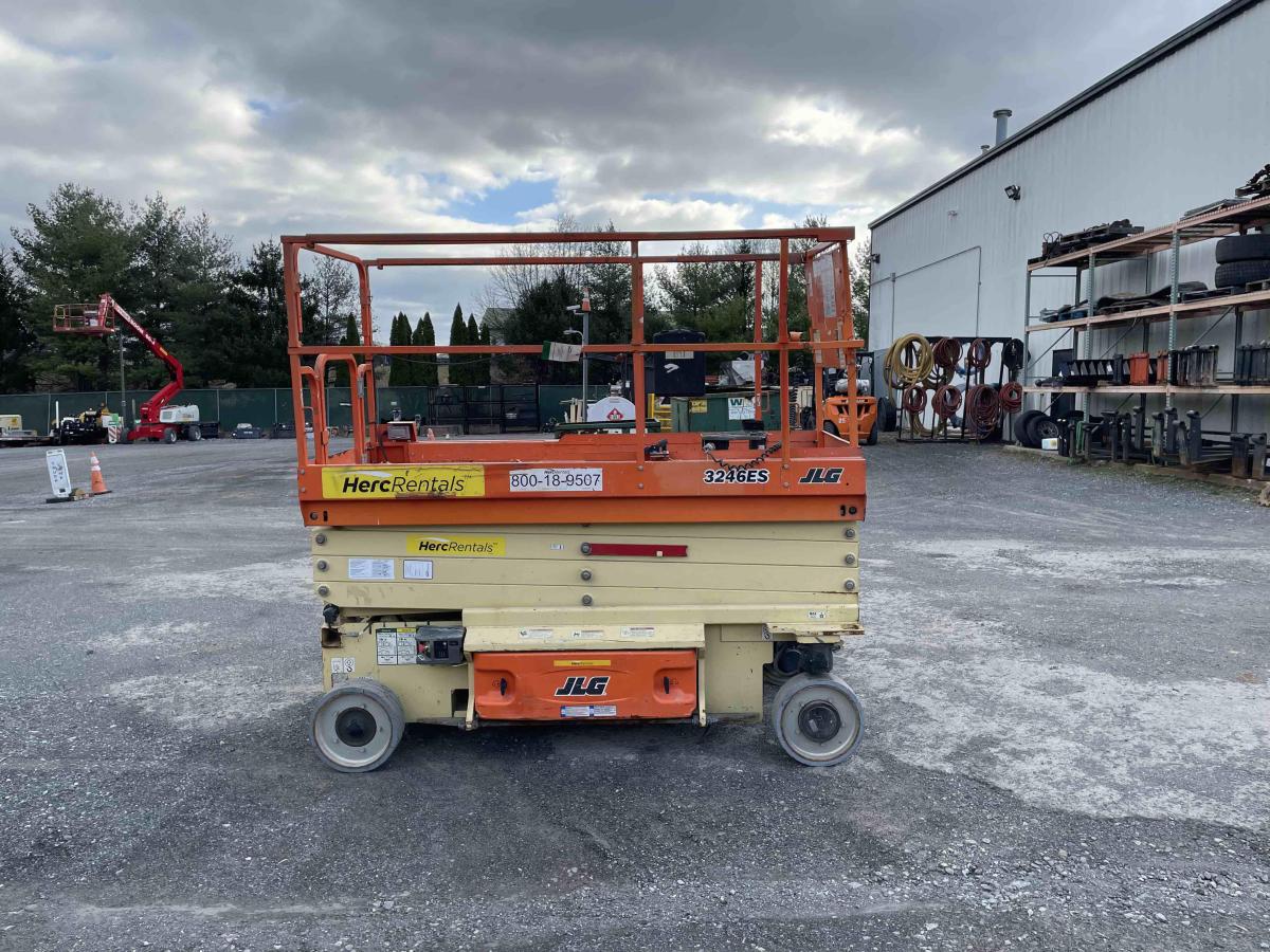 2017 JLG 3246ES