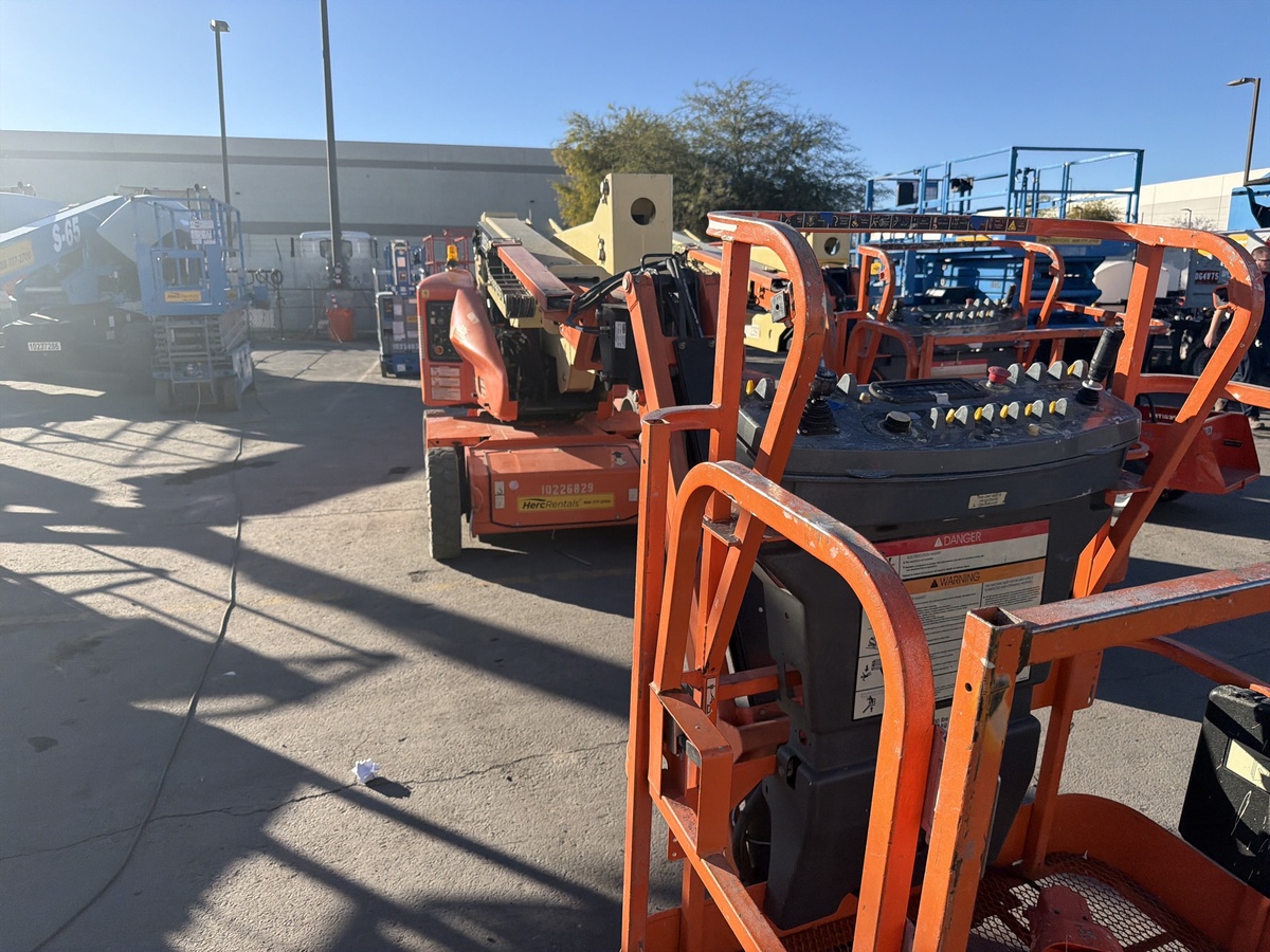 2017 JLG E400AJPN