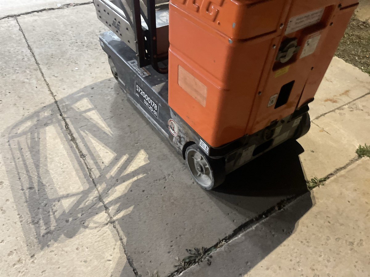2002 JLG 20DVL-8