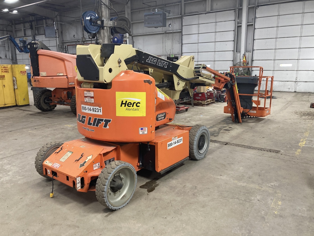 2017 JLG E400AJPN-2