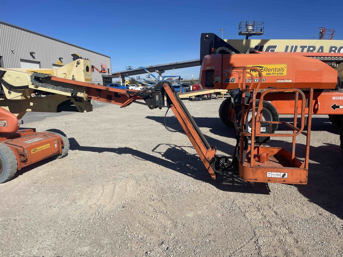 2017 JLG E400AJPN