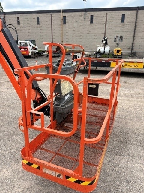 2017 JLG 800AJ-3