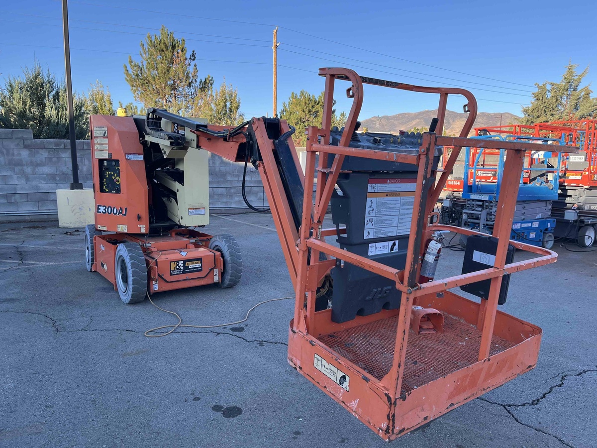 2016 JLG E300AJ
