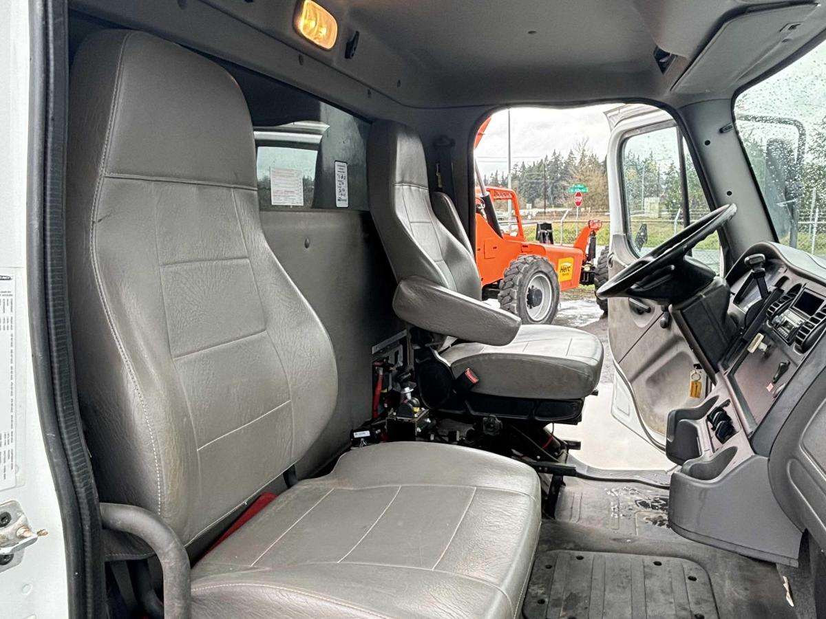 2017 Freightliner M2106
