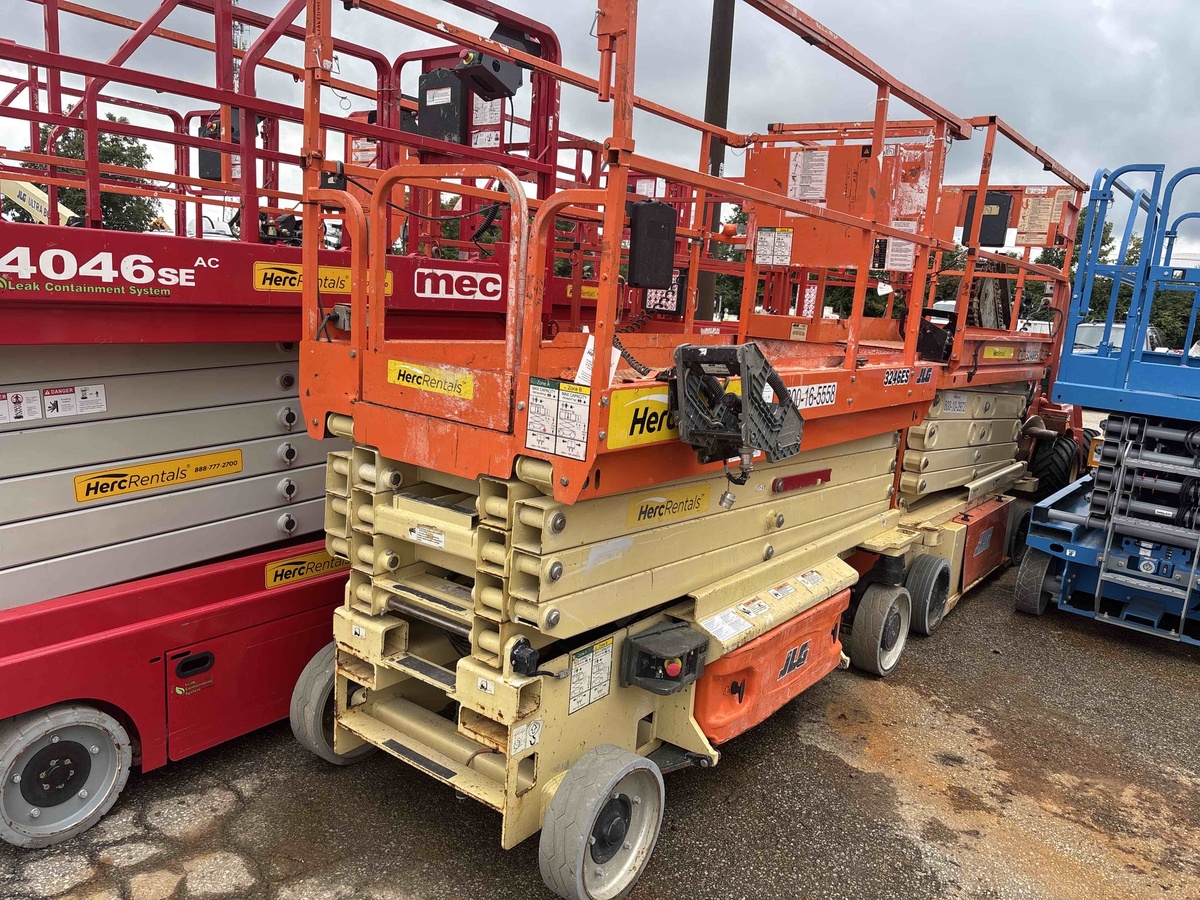 2017 JLG 3246ES