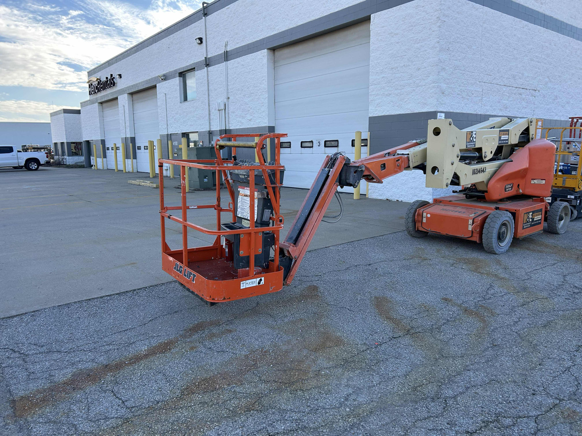 2017 JLG E400AJPN-2