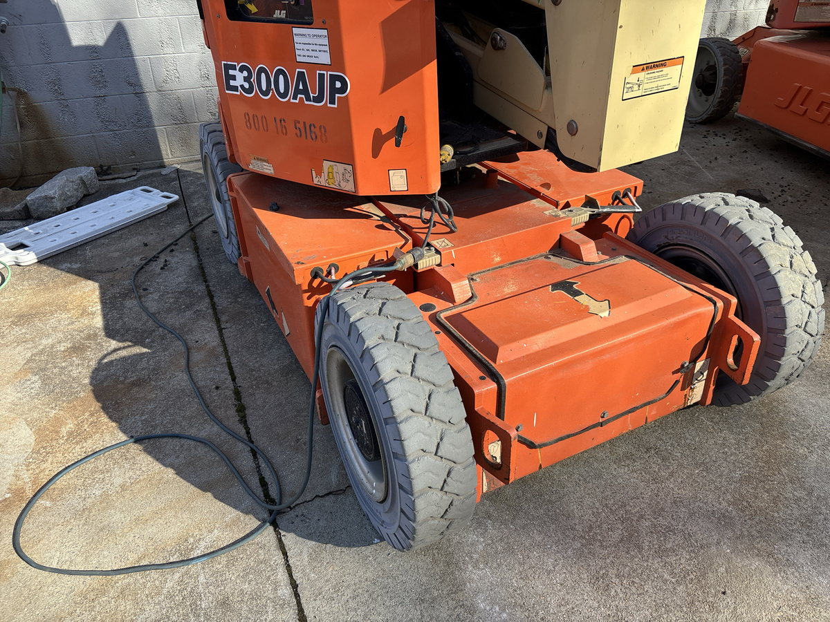 2017 JLG E300AJP-9