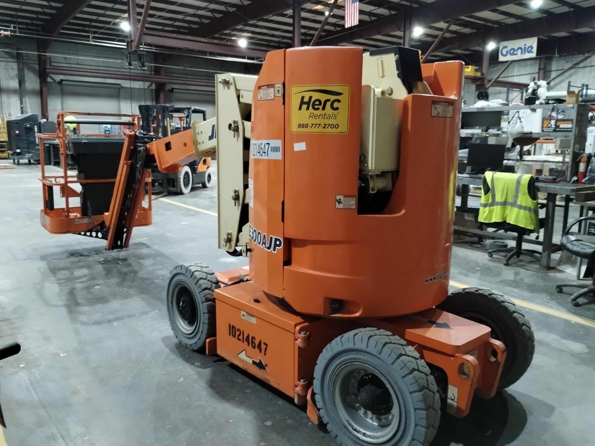 2017 JLG E300AJP-8