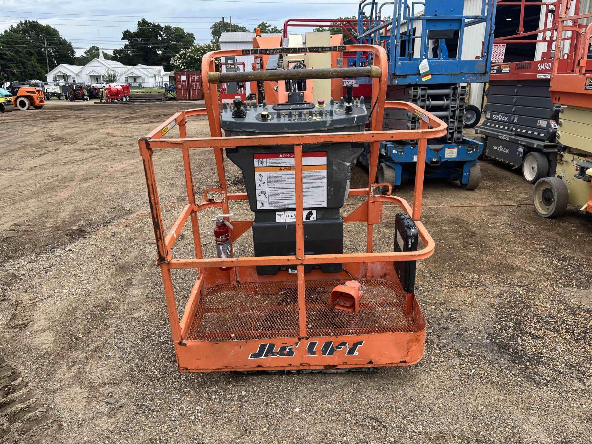 2017 JLG E300AJP-8