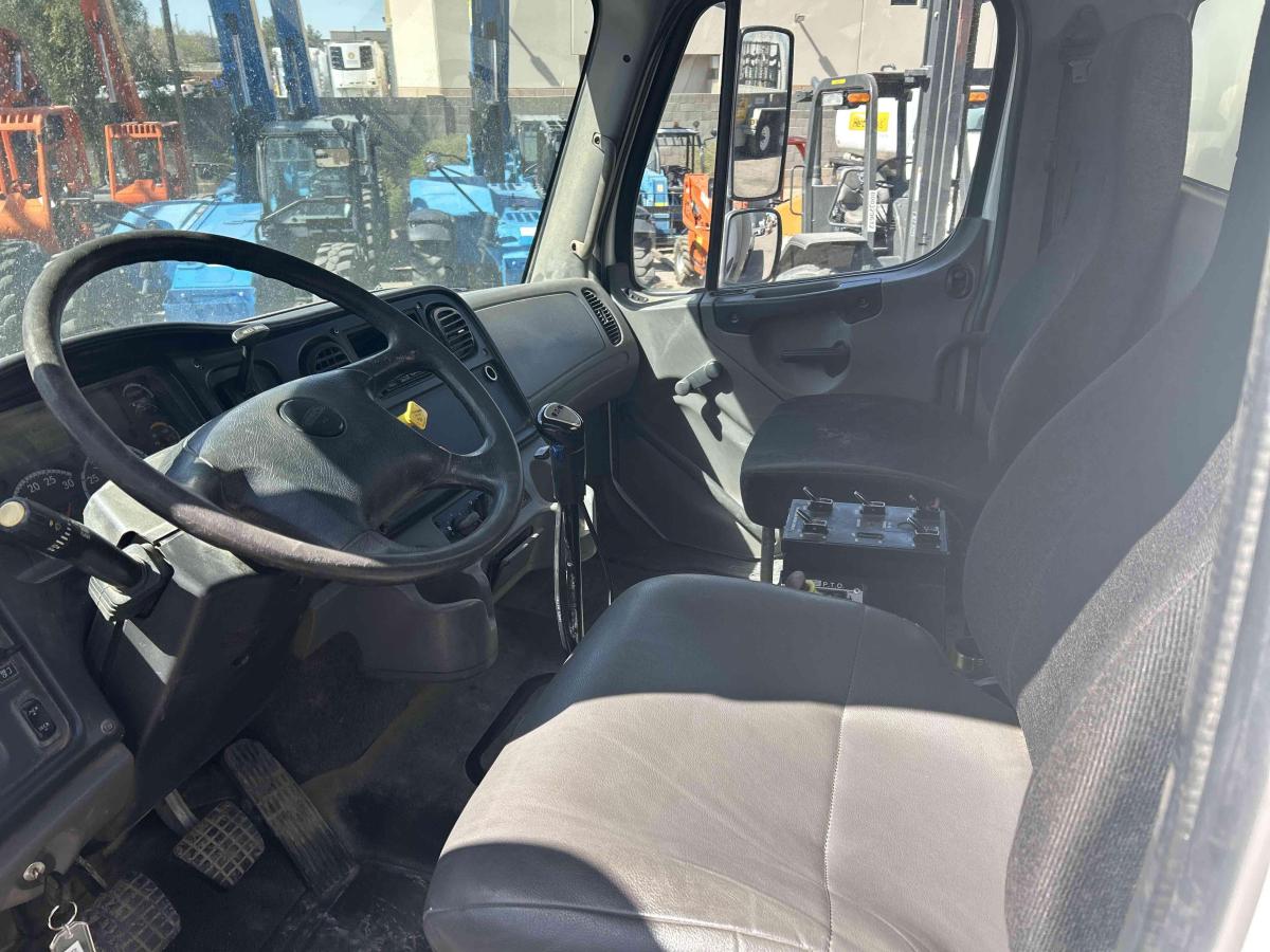 2016 Freightliner M2106
