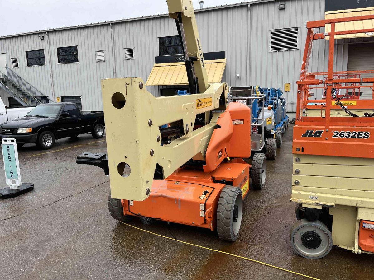 2016 JLG E450AJ