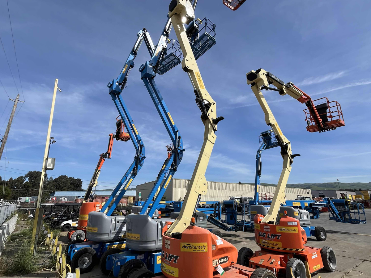 2017 JLG E450AJ-2