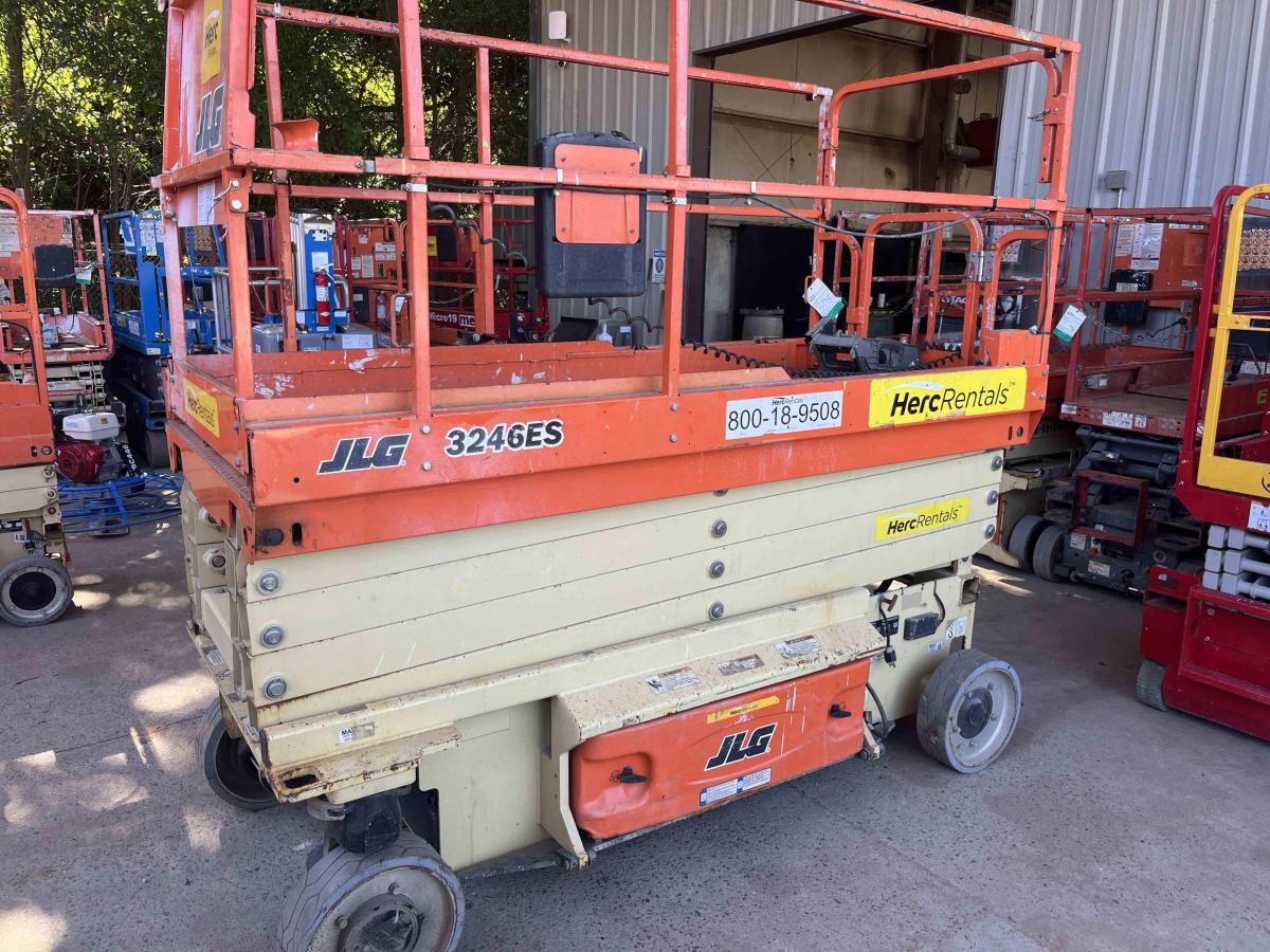 2017 JLG 3246ES