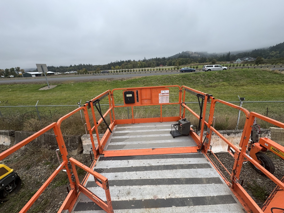 2017 JLG 430LRT