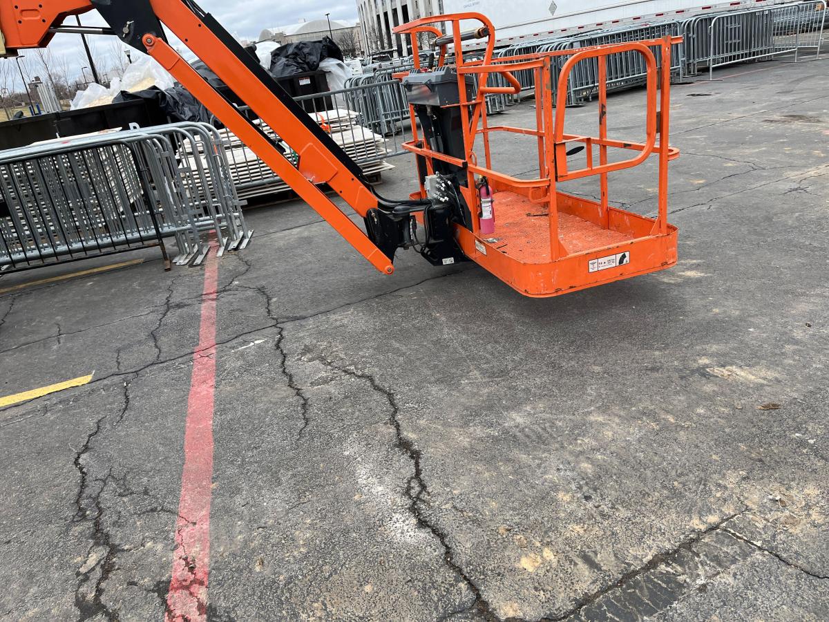 2017 JLG 600AJ